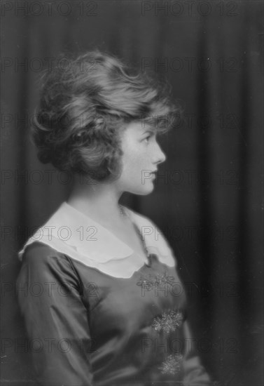 Huber, J.C., Mrs., portrait photograph, 1916 May 8. Creator: Arnold Genthe.