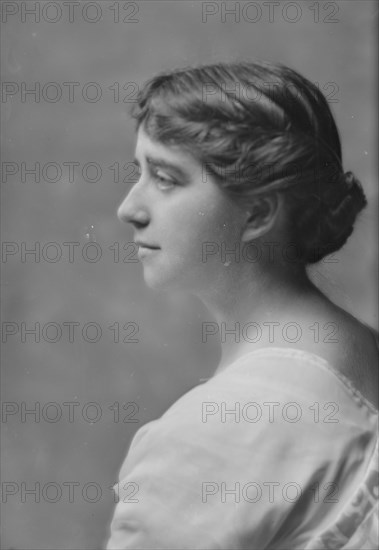 Hughes, B.E., Mrs., portrait photograph, 1916 Jan. 24. Creator: Arnold Genthe.