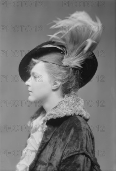 Hunter, C., Miss, portrait photograph, between 1906 and 1913. Creator: Arnold Genthe.