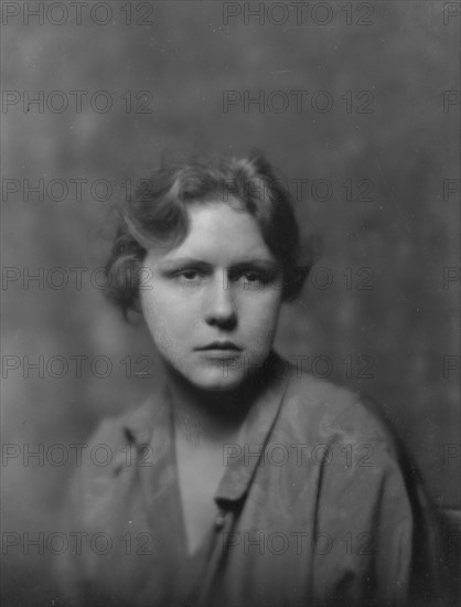 Hunter, Charlotte, Miss, portrait photograph, 1916 or 1917. Creator: Arnold Genthe.