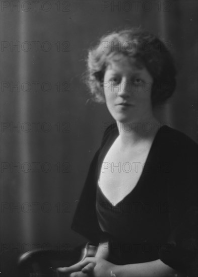 Iselin, Adrian, 2nd, Mrs., portrait photograph, between 1914 and 1918. Creator: Arnold Genthe.