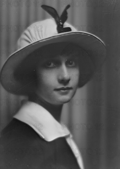 Ives, Charlotte, portrait photograph, 1913. Creator: Arnold Genthe.