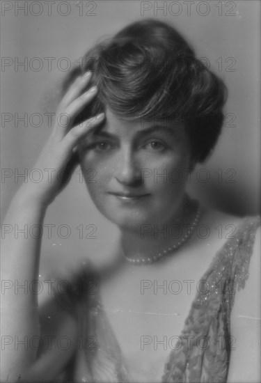 Jackson, Suzanne, Miss, portrait photograph, 1914 July 9. Creator: Arnold Genthe.