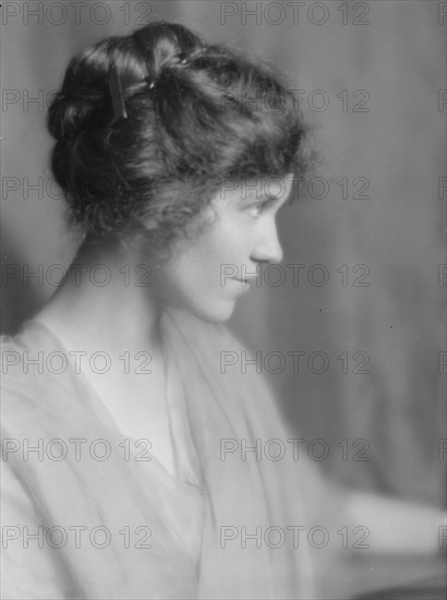 James, Dorothy, Miss, portrait photograph, 1914 May 5. Creator: Arnold Genthe.