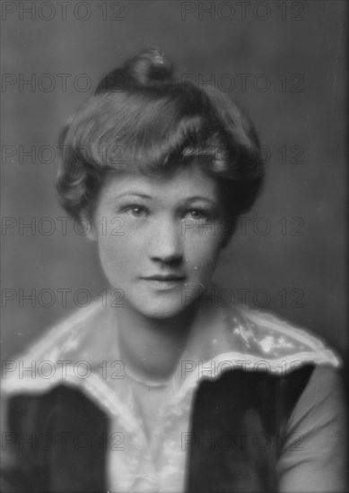 Johnson, H.A., Miss, portrait photograph, 1914 Dec. 15. Creator: Arnold Genthe.