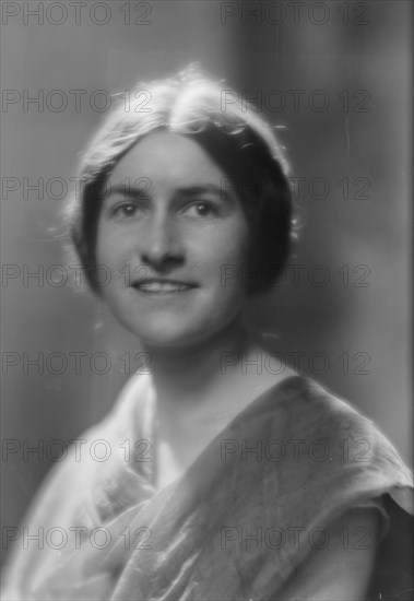 Jones, Lucy, Miss, portrait photograph, 1915 Oct. 8. Creator: Arnold Genthe.