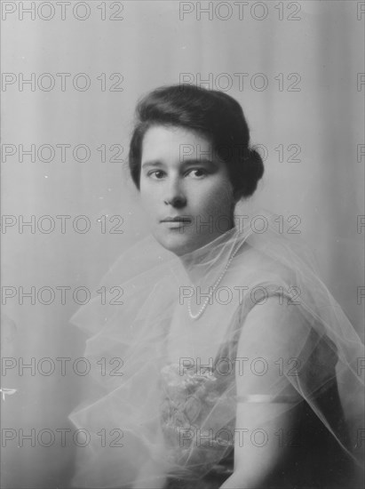 Joske, A., Mrs., portrait photograph, 1916. Creator: Arnold Genthe.