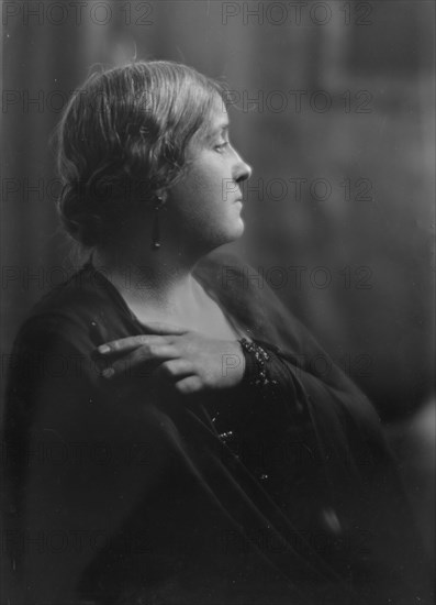 Kauser, Alice, Miss, portrait photograph, 1916. Creator: Arnold Genthe.