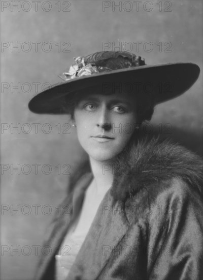 Kelly, R.M., Jr., Mrs., portrait photograph, 1916 Apr. 20. Creator: Arnold Genthe.