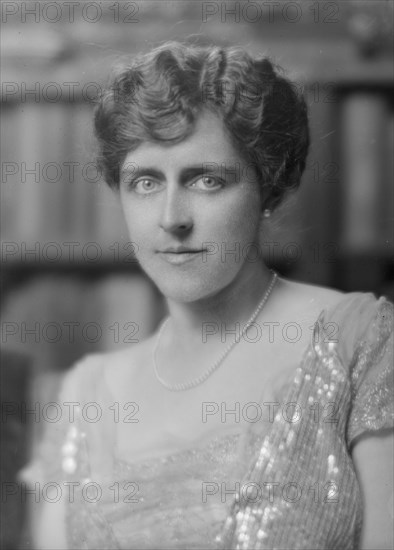 Kelly, R.M., Jr., Mrs., portrait photograph, 1916 Apr. 20. Creator: Arnold Genthe.