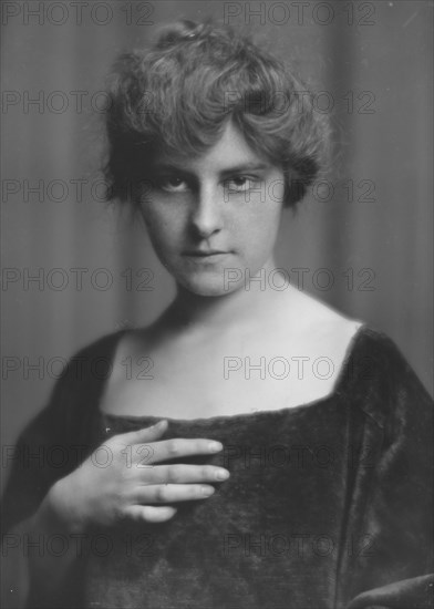 Kleber, Pauline, Miss, portrait photograph, 1916 Mar. Creator: Arnold Genthe.