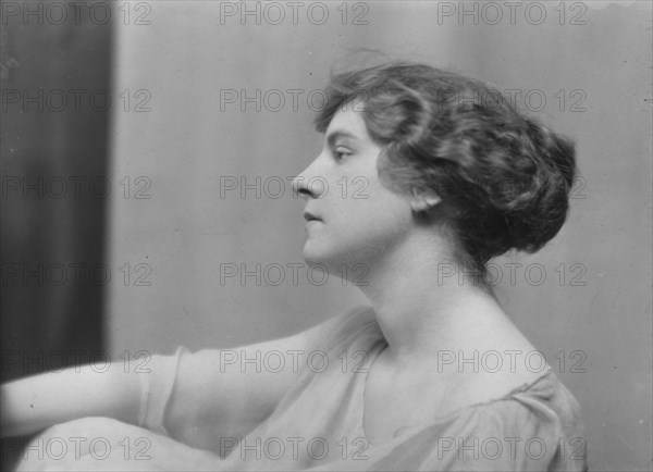 Kleber, Pauline, Miss, portrait photograph, 1916 Mar. Creator: Arnold Genthe.