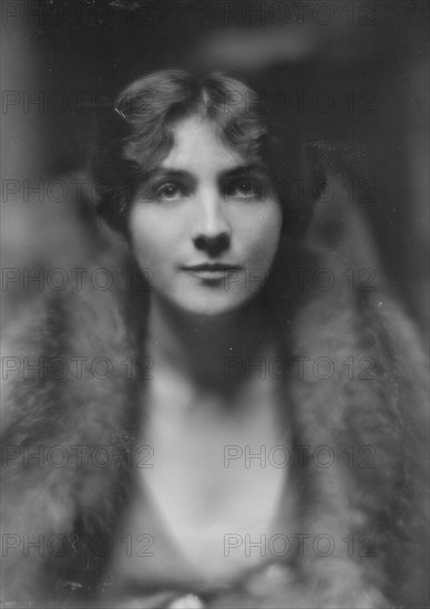 Kline, G.L., Mrs., portrait photograph, 1917 May 21. Creator: Arnold Genthe.