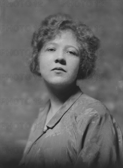 Knoedler, L., Miss, portrait photograph, 1916 or 1917. Creator: Arnold Genthe.