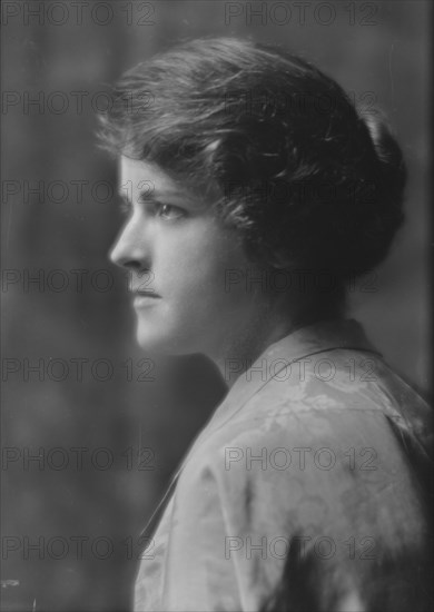 Kraus, Viola M., Miss, portrait photograph, 1914 May 21. Creator: Arnold Genthe.