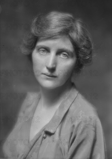 Lansdowne, M.B., Miss, portrait photograph, 1915 Feb. 25. Creator: Arnold Genthe.