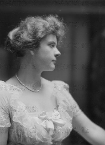 Lapham, E., Miss, portrait photograph, 1915 Feb. 16. Creator: Arnold Genthe.