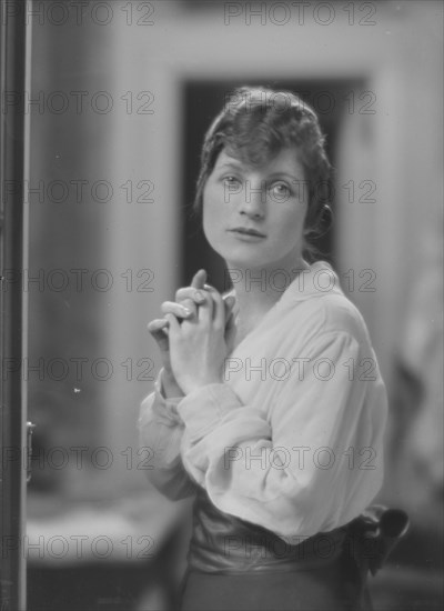 Lee, Betty, Miss, portrait photograph, 1915 Apr. Creator: Arnold Genthe.