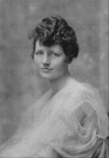 Lee, Helen, Mrs., portrait photograph, 1914 Sept. 16. Creator: Arnold Genthe.