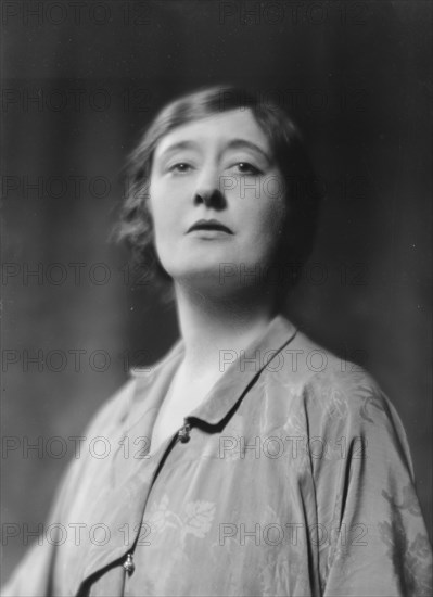 Leslie, Maude, Miss, portrait photograph, 1915 Apr. 6. Creator: Arnold Genthe.