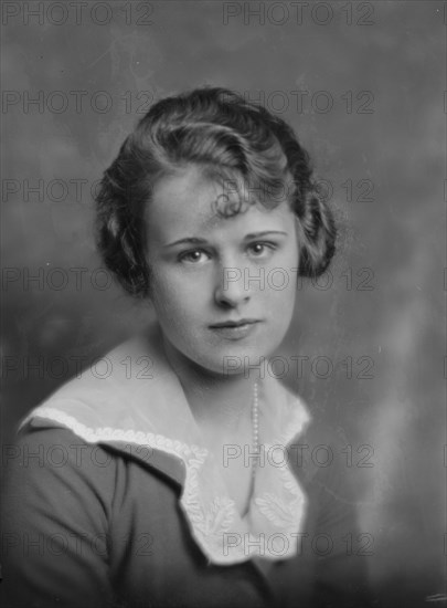 Locke, E., Miss, portrait photograph, 1916. Creator: Arnold Genthe.