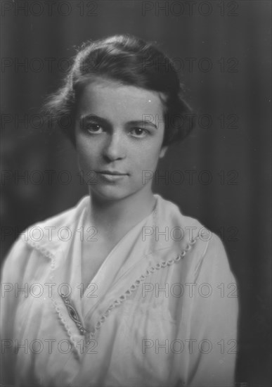 Lockwood, F., Miss, portrait photograph, 1916. Creator: Arnold Genthe.