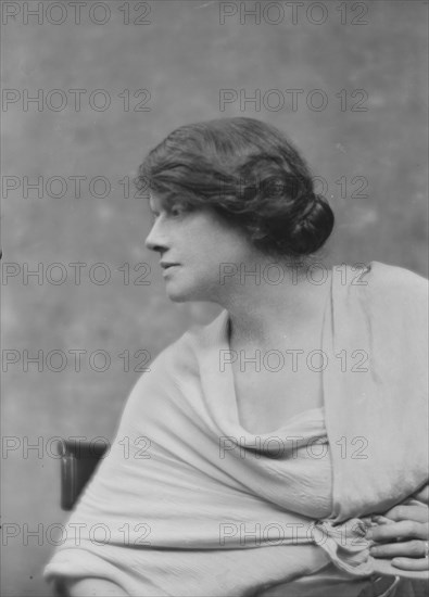 Macre, Leila, Mrs., portrait photograph, not before 1917. Creator: Arnold Genthe.