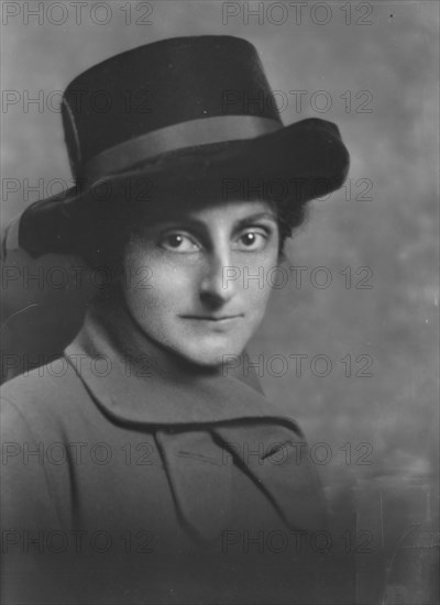 Mahoney, William, Mrs., portrait photograph, not before 1916. Creator: Arnold Genthe.