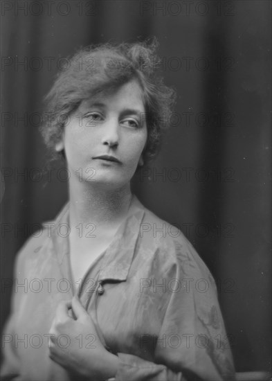 Manderkern, Miss, portrait photograph, 1916 May 20 or June 12. Creator: Arnold Genthe.
