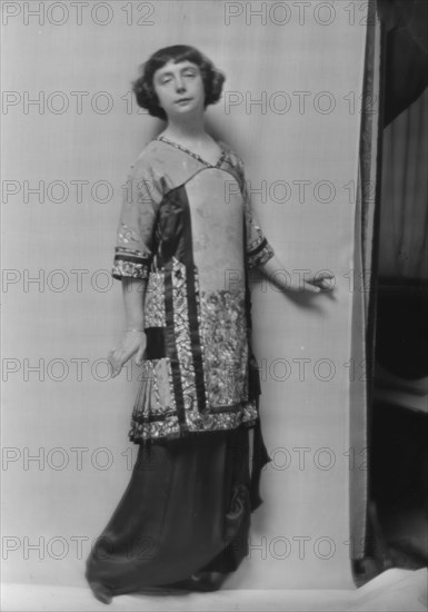 Martin, Alice, Miss, portrait photograph, 1914 Mar. 23. Creator: Arnold Genthe.