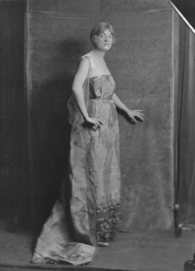 Martin, Miss, portrait photograph, 1916. Creator: Arnold Genthe.