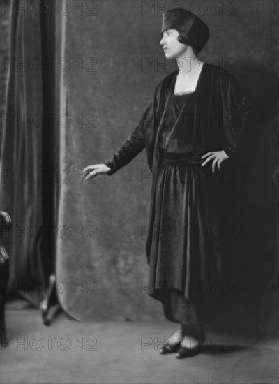 Maude, Bonnie, Miss, portrait photograph, between 1912 and 1918. Creator: Arnold Genthe.