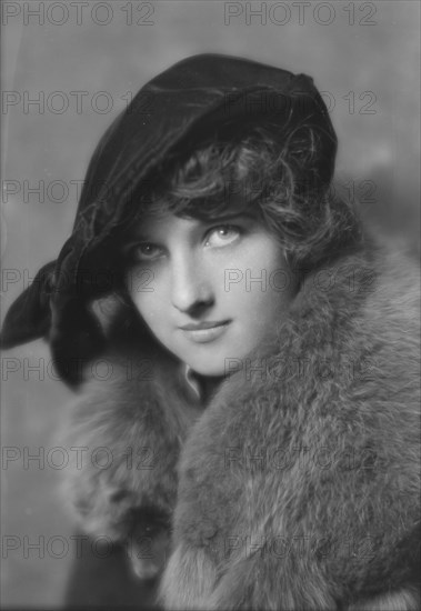 McMahon, Helen, Miss, or Dorothy McMahon, portrait photograph, between 1913 and 1915. Creator: Arnold Genthe.