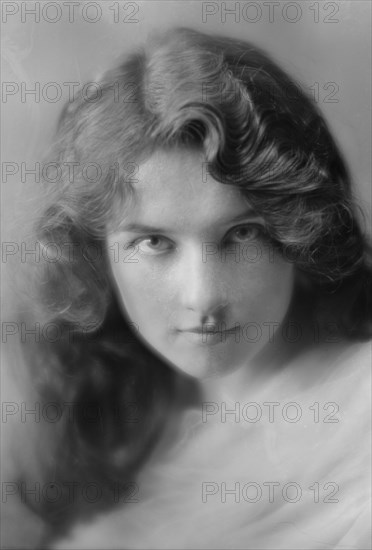 McMahon, Helen, Miss, or Dorothy McMahon, portrait photograph, between 1913 and 1915. Creator: Arnold Genthe.