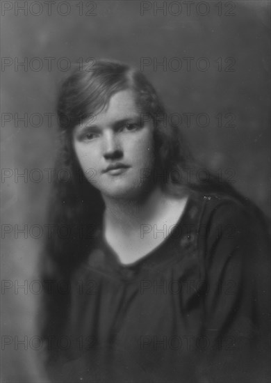 McMahon, Miss, portrait photograph, 1917 June 11. Creator: Arnold Genthe.