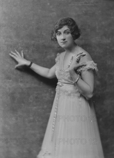 Melville, Mrs., portrait photograph, 1916. Creator: Arnold Genthe.