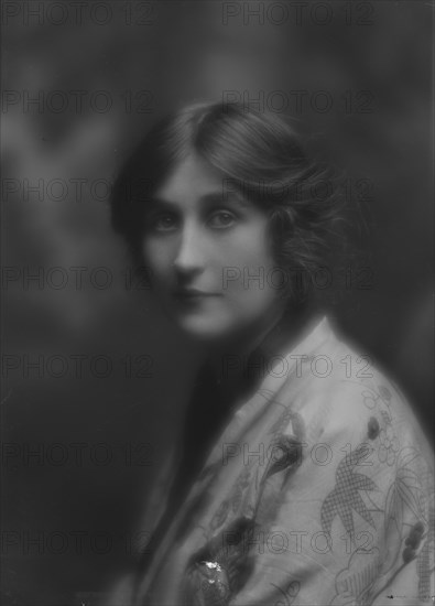 Meredith, Miss, portrait photograph, 1912 Nov. Creator: Arnold Genthe.