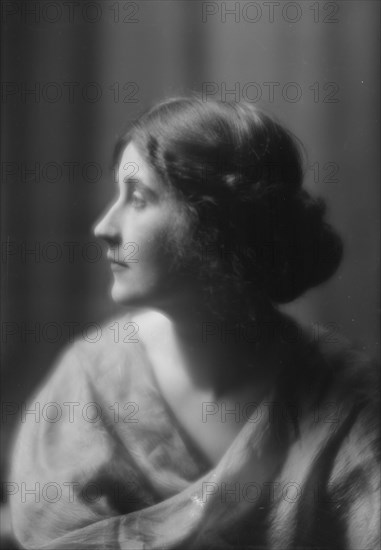 Meredith, Miss, portrait photograph, 1912 Nov. Creator: Arnold Genthe.