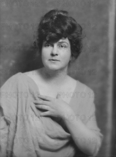 Mott-Smith, May, Miss, portrait photograph, between 1916 and 1928. Creator: Arnold Genthe.