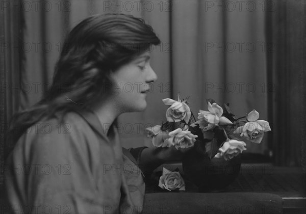 Murdock, Ann, Miss, portrait photograph, 1914 May 8. Creator: Arnold Genthe.