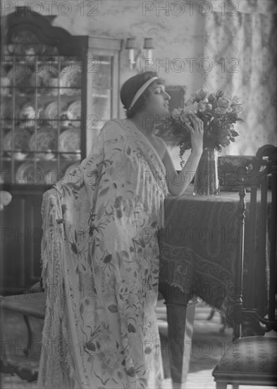 Namara-Toye, Mme., portrait photograph, 1912. Creator: Arnold Genthe.