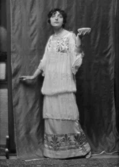 Namara-Toye, Mme., portrait photograph, 1912. Creator: Arnold Genthe.