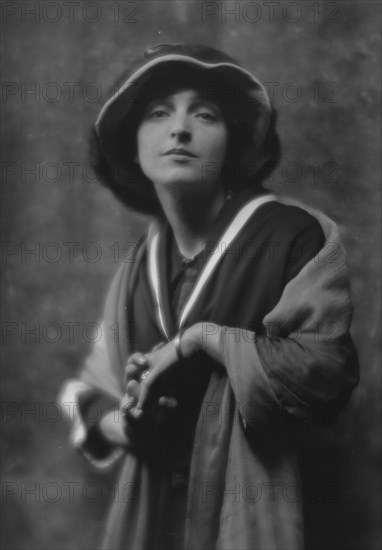 Namara-Toye, Mme., portrait photograph, 1912. Creator: Arnold Genthe.