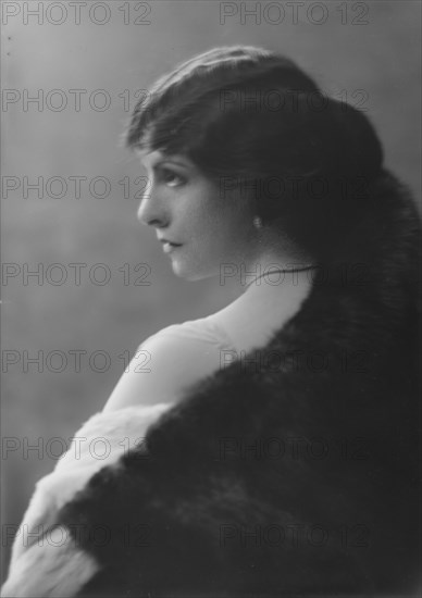 Nash, Mary, Miss, portrait photograph, 1917 Sept. 10. Creator: Arnold Genthe.