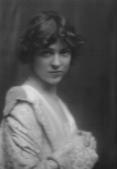 Nash, Miss, portrait photograph, 1913. Creator: Arnold Genthe.