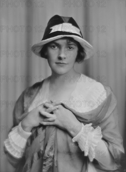 Nesbit, Cathleen, Miss, portrait photograph, 1916. Creator: Arnold Genthe.