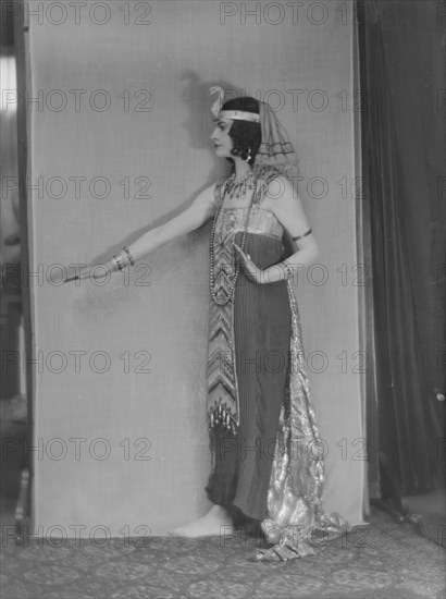 Nesbit, Cathleen, Miss, portrait photograph, not before 1916. Creator: Arnold Genthe.