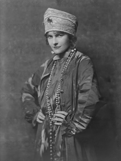 Nesbit, Cathleen, Miss, portrait photograph, not before 1916. Creator: Arnold Genthe.