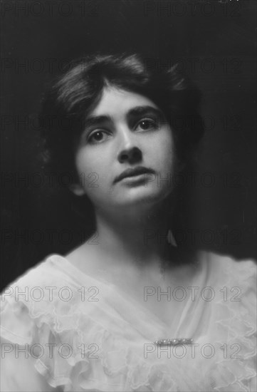 Ochs, Miss, portrait photograph, 1913. Creator: Arnold Genthe.