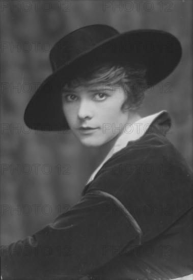 Olonova, Olga, Miss, portrait photograph, 1915 Sept. 22. Creator: Arnold Genthe.